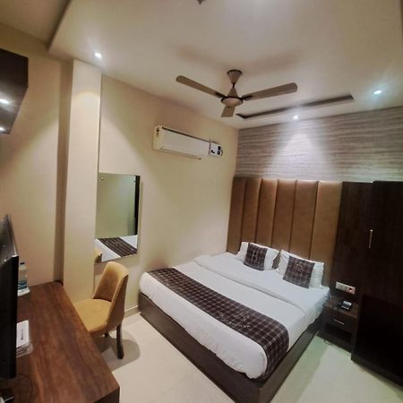 Hotel Blossom Inn Amritsar Buitenkant foto
