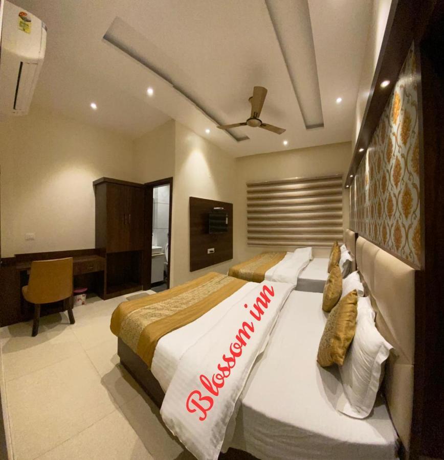 Hotel Blossom Inn Amritsar Buitenkant foto