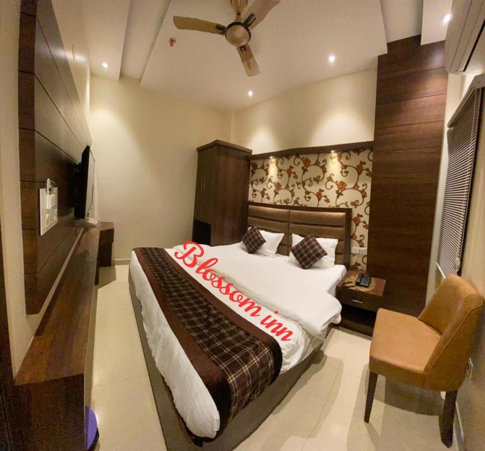 Hotel Blossom Inn Amritsar Buitenkant foto