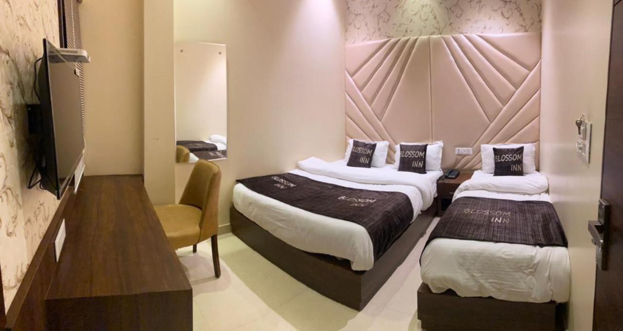 Hotel Blossom Inn Amritsar Buitenkant foto