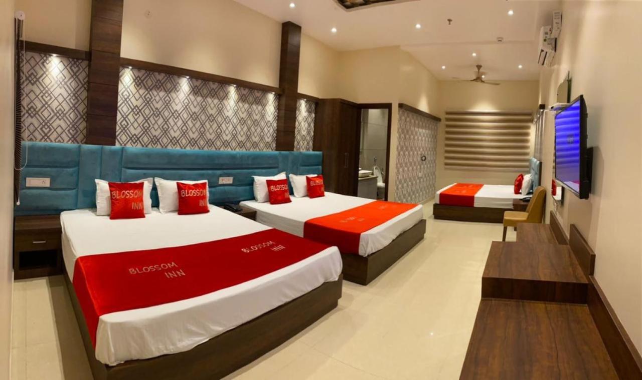 Hotel Blossom Inn Amritsar Buitenkant foto