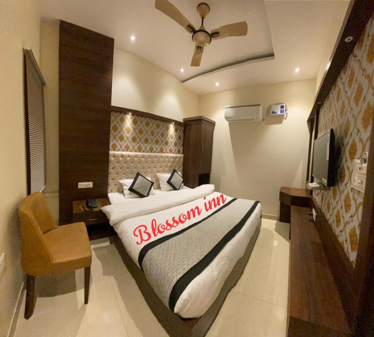 Hotel Blossom Inn Amritsar Buitenkant foto