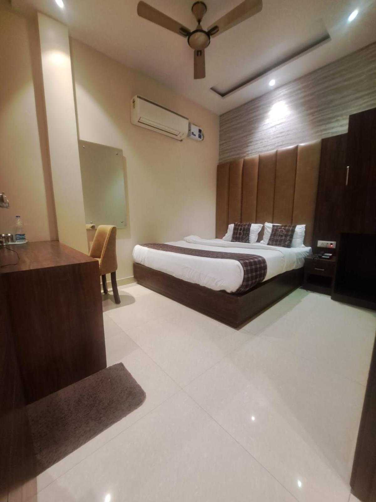 Hotel Blossom Inn Amritsar Buitenkant foto