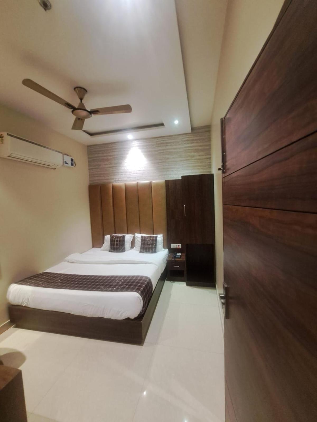 Hotel Blossom Inn Amritsar Buitenkant foto