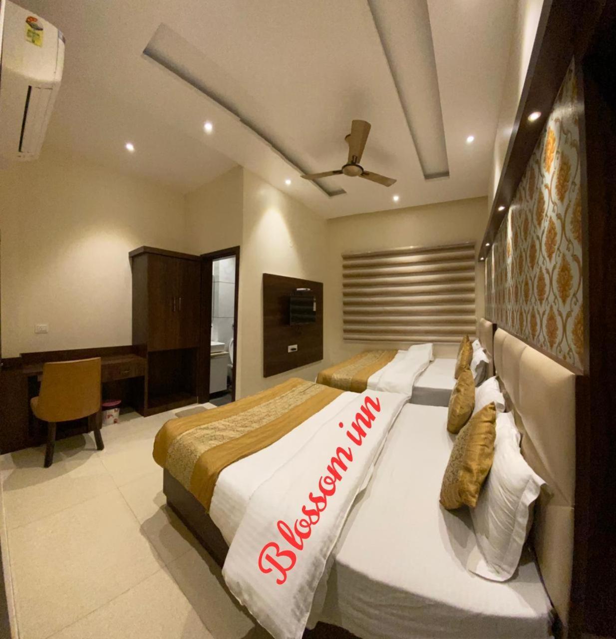 Hotel Blossom Inn Amritsar Buitenkant foto